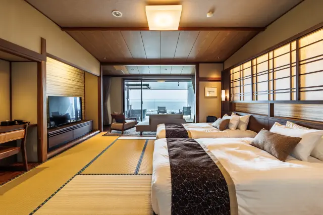 眺望テラスに陶器の露天風呂を備えた贅沢な客室