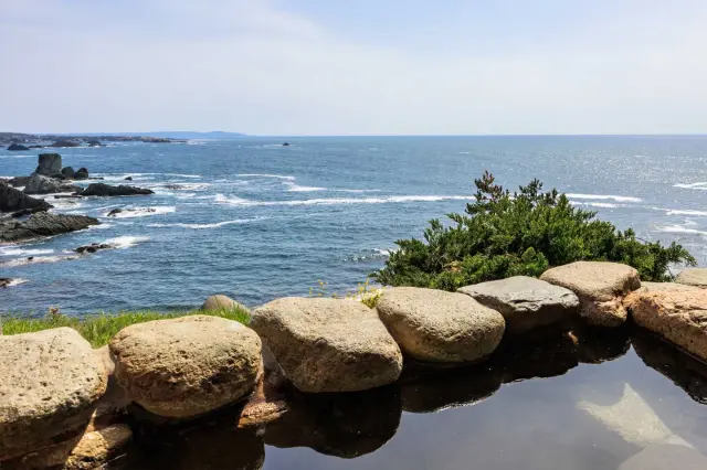 「海洋深層水風呂」を含んだ庭園内の貸切露天風呂