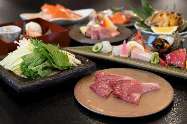 水揚げされたばかりの魚介を市場から直接仕入れ