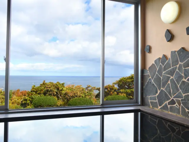 窓から海を望める、天然水を用いた大浴場