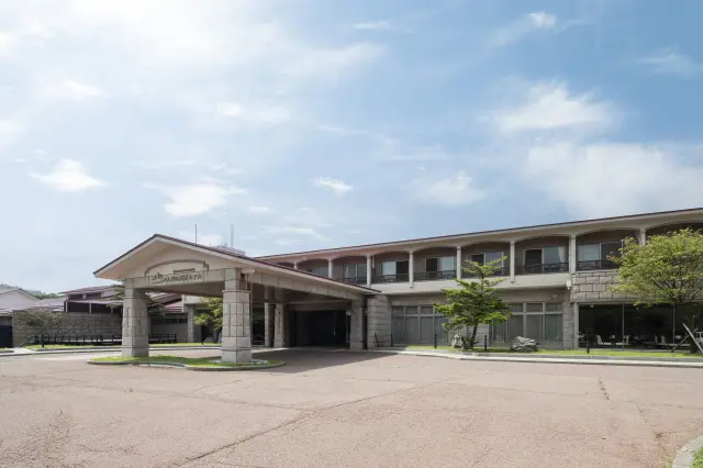 三方を山々に囲まれた雄大なロケーション