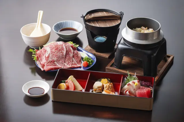 鍋は4種類から選べるハーフビュッフェスタイル