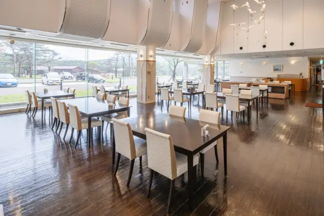 自然光が降り注ぐ明るい館内レストラン