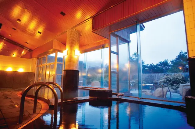 大きな窓の向こうに広がる絶景を楽しめる大浴場