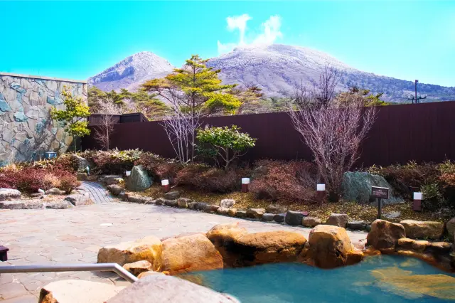 雄大な霧島連山を望む露天風呂でリラックス