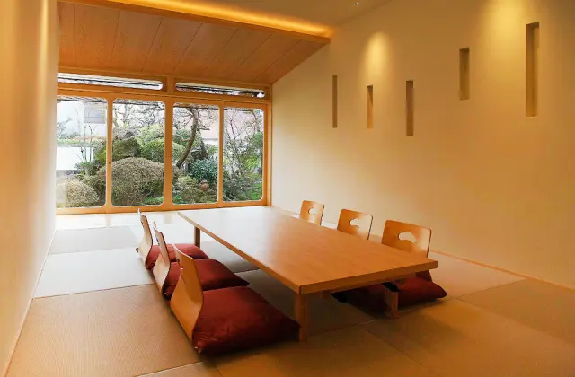 庭園を望める食事処は、和の趣が感じられる