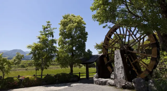木造の水車が回る庭園から雄大な高千穂峰を望める
