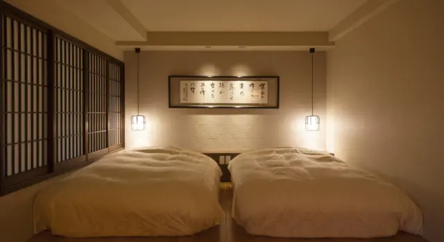 格子と書が彩る、24畳和洋室「さつき」の寛ぎ空間