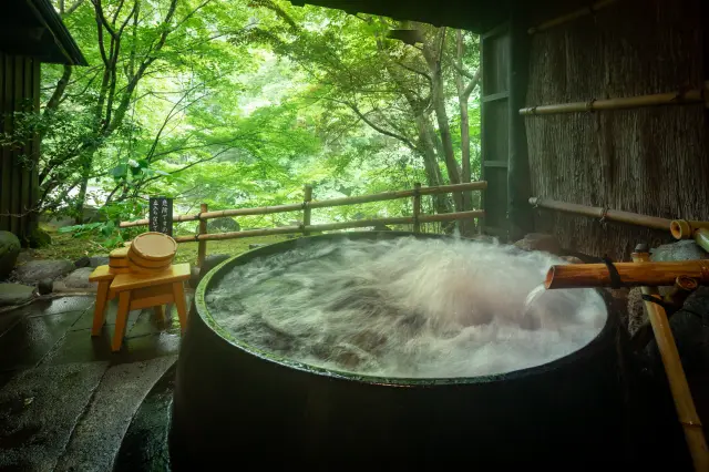 ジャグジー付き温泉など、多彩な浴槽を完備