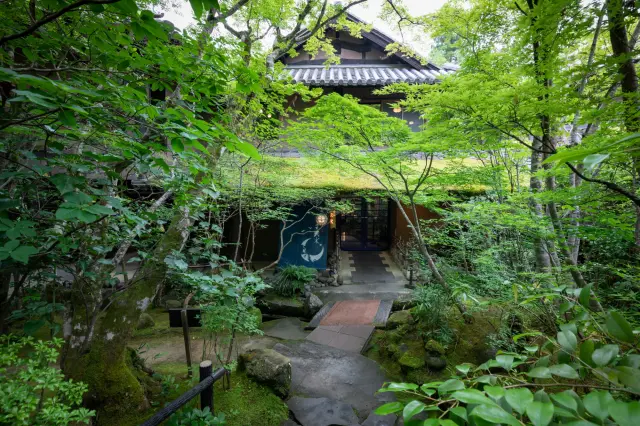 木々の合間を抜けると、宿の玄関が現れる