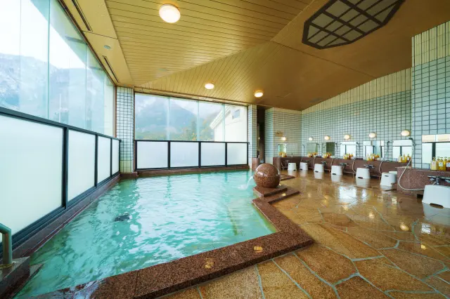 館内の大浴場からも山の景色が眺められる