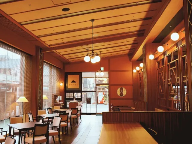 館内のカフェにもレトロな雰囲気が漂う