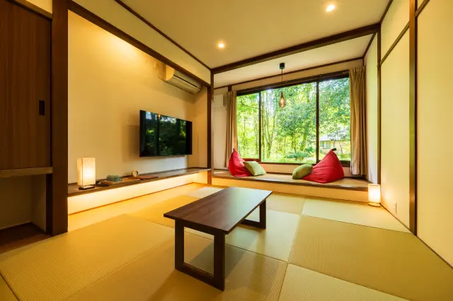 明るい自然光と和モダンの設えが光る東館客室