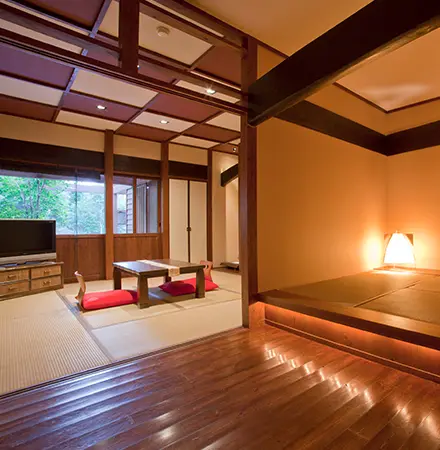 春は白梅、夏は蛍が舞う露天風呂