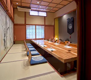 大人数でもゆったり寛げる食事会場「紅葉」