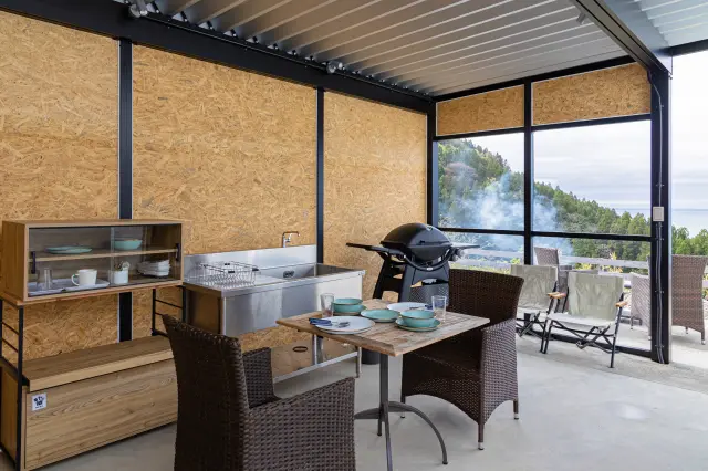 屋根付きダイニングで、雨の日でもBBQを楽しめる