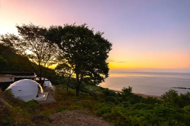 自然に囲まれた中で、日本海と夕陽を一望
