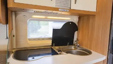 キャンピングトレーラーにはキッチン・冷蔵庫を完備