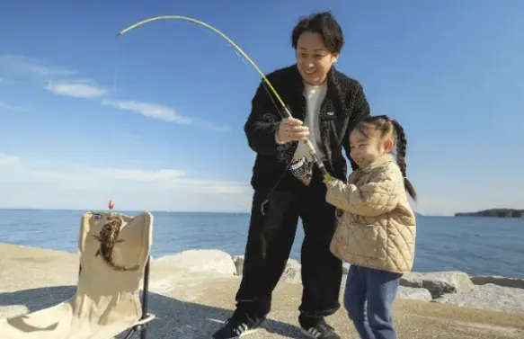 親子で貝殻集めや砂遊び、釣り道具のレンタルもできる