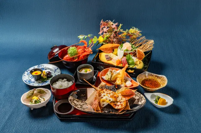 贅を尽くした懐石料理「伊勢海老懐石」