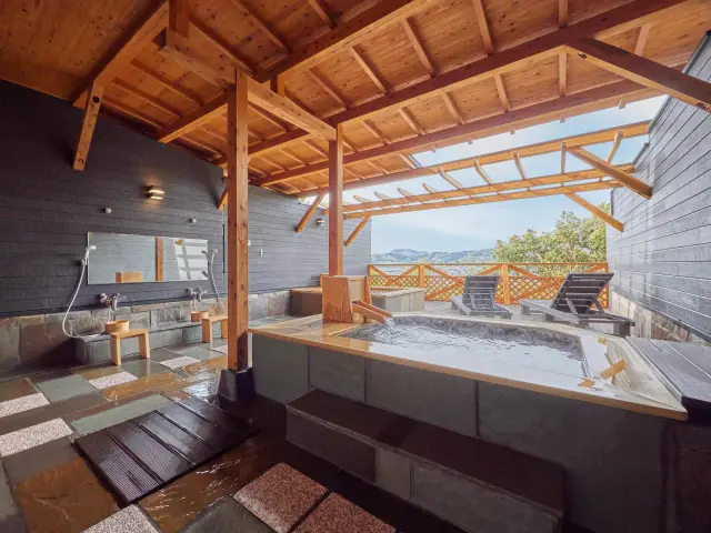 貴賓室「天」の専用露天風呂で贅沢な湯浴み