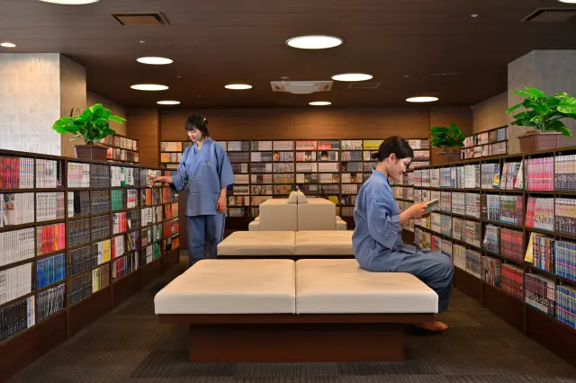 「華楽の湯」にはコミックコーナーなどもありゆったり寛げる