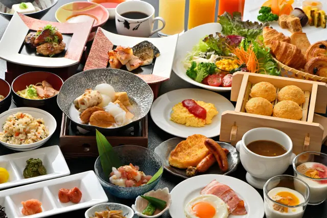 バイキング形式の朝食では地元グルメも楽しめる