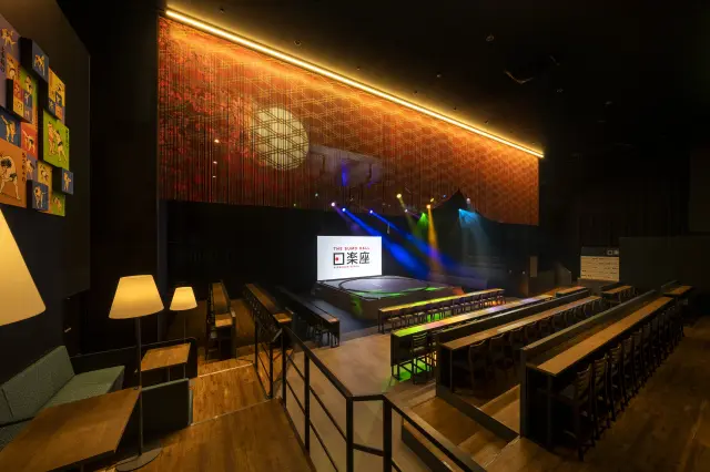 土俵ステージを囲むように客席が設けられた店内