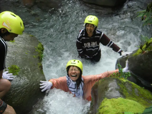湧水の森で楽しめる「シャワークライミング（夏季）」
