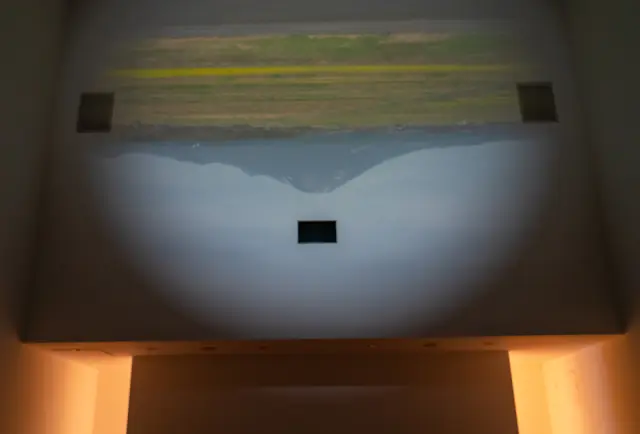 映像展示室で上下反転で投影される「逆さ大山」