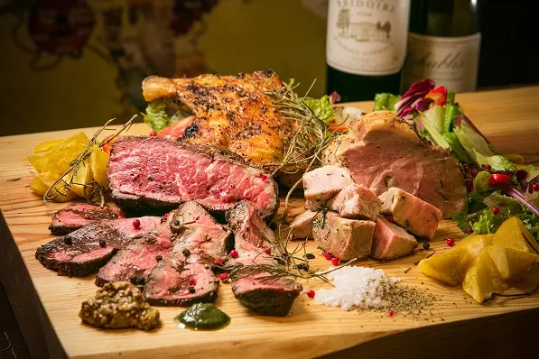 ボリュームたっぷりの「塊活肉プレート」がおすすめ