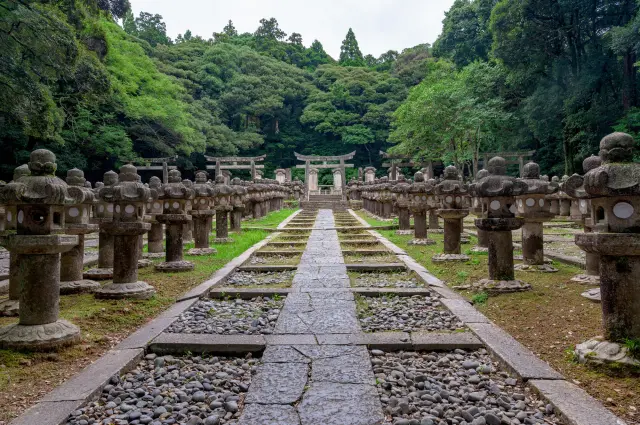 約500基の石灯籠が並ぶ萩藩主・毛利家の墓所