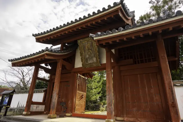 ベンガラ塗りの総門も国の重要文化財