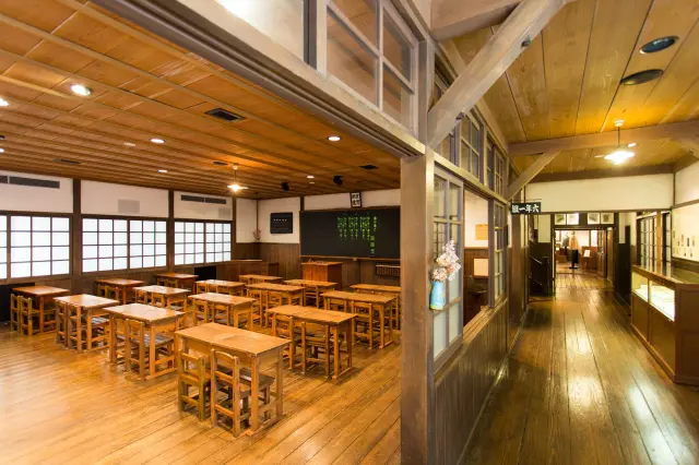 100年前の小学校を再現した教室