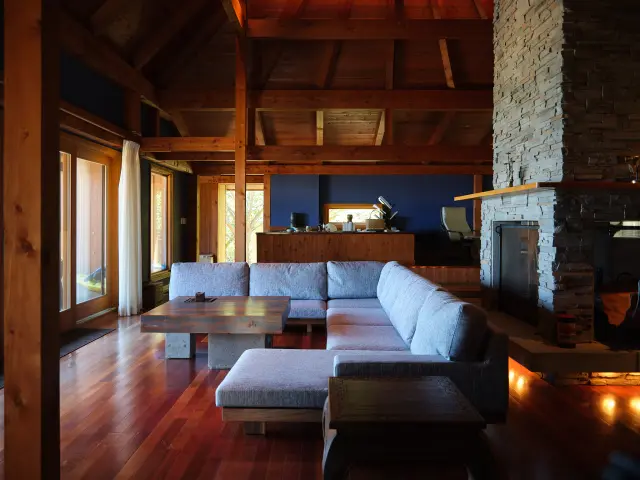 宿の中心には広々としたリビングルーム