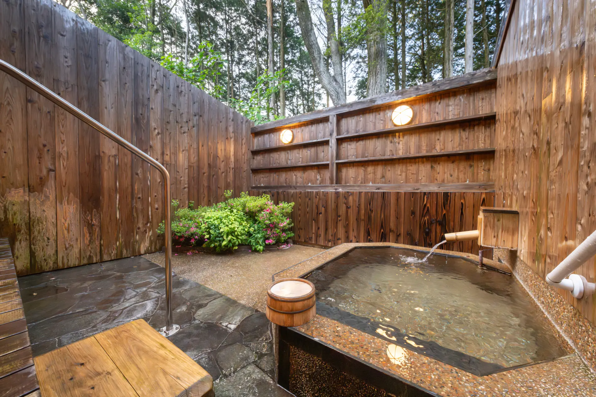 そのぎ茶温泉里山の湯宿 つわぶきの花