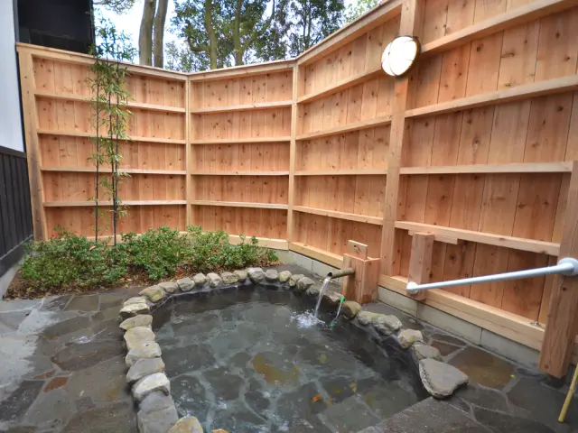 全ての客室に源泉掛け流しの露天風呂を完備