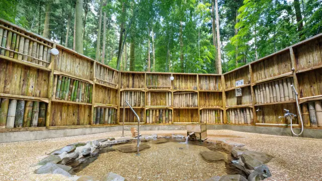 里山の自然を感じながら入浴できる