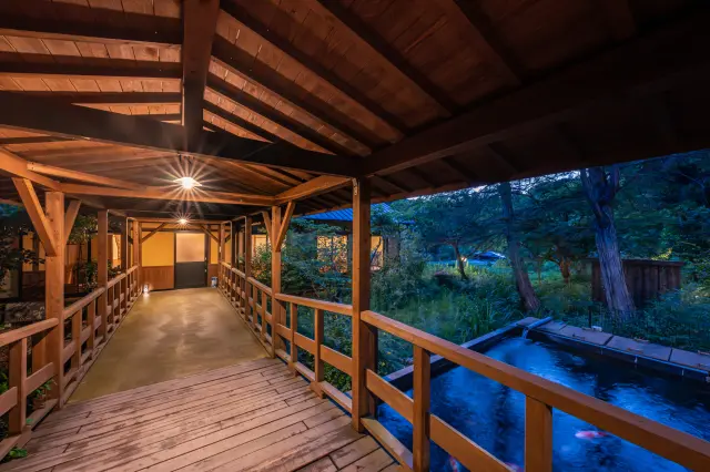 広大な敷地の中に母屋や食事処、温泉施設などが点在