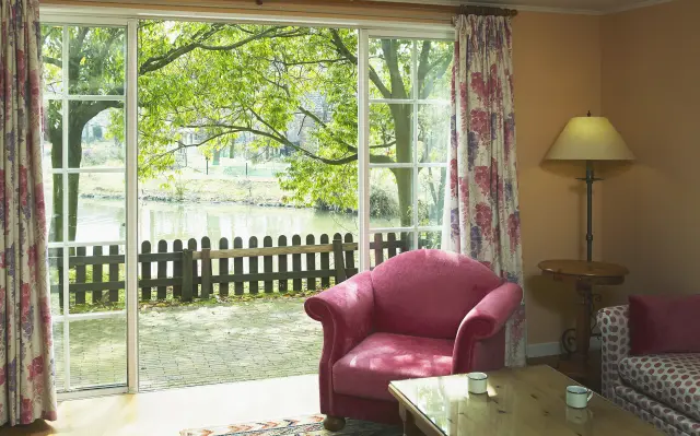 森の中の湖畔に佇むコテージタイプの客室