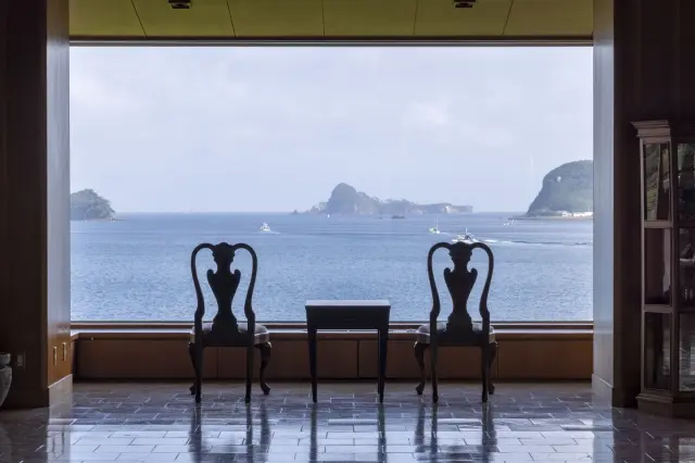 エントランスから「湯本湾」が一望できる