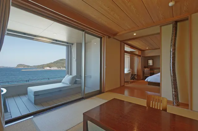 オーシャンビューの客室で贅沢な時間を過ごせる