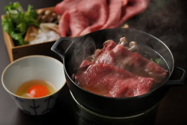 「壱岐牛のすき焼き」など地元食材の会席料理が名物