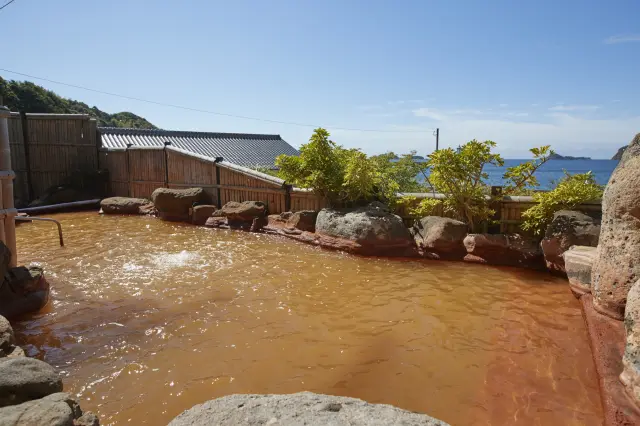 広々とした大浴場も備えている