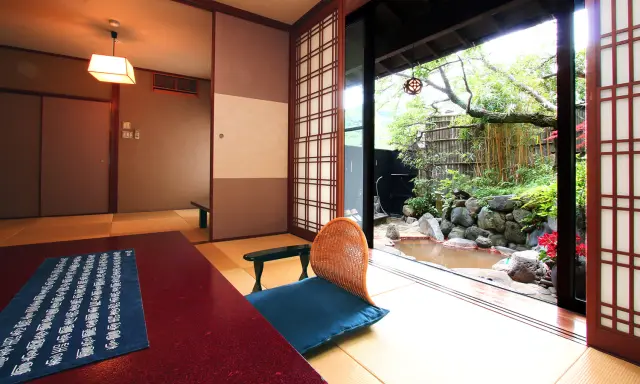 「月の間」の縁側からは専用の露天風呂と神社が望める