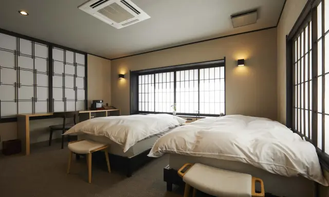 ワーキングデスクもある洋室ツインルームの「海の間」