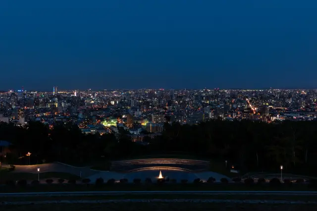 夜にはライトアップされる噴水