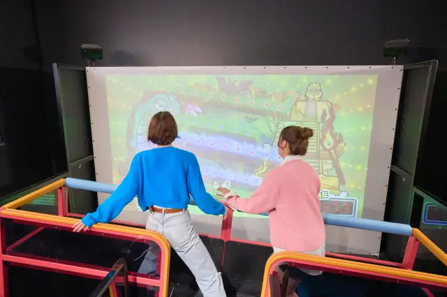 大画面の映像とともに楽しむアクティビティ「ドロップシーソー」はまさにテレビ番組