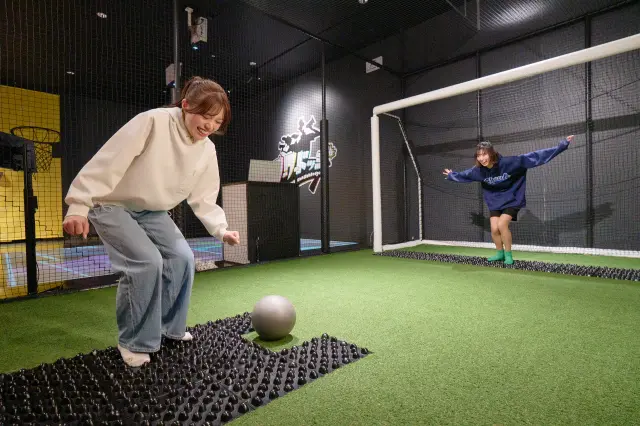 足つぼの上で忍耐力が試されるアクティビティ「足つぼPK」も