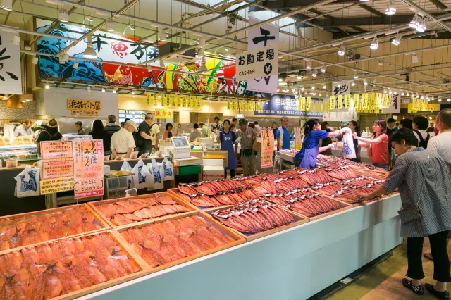 海鮮市場には鮮魚や乾物、加工品など約400種類が並ぶ